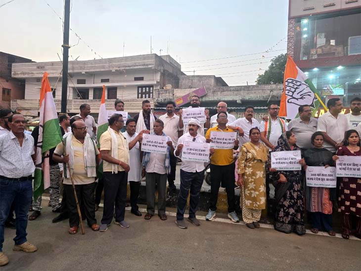 महंगाई को लेकर स्टेडियम रोड पर कांग्रेसियों ने विरोध प्रदर्शन किया