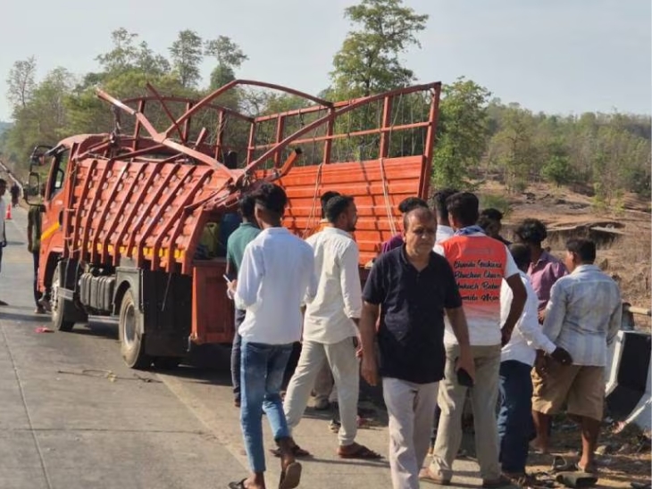 इसी ट्रक में बैठकर लोग सगाई में जा रहे थे।