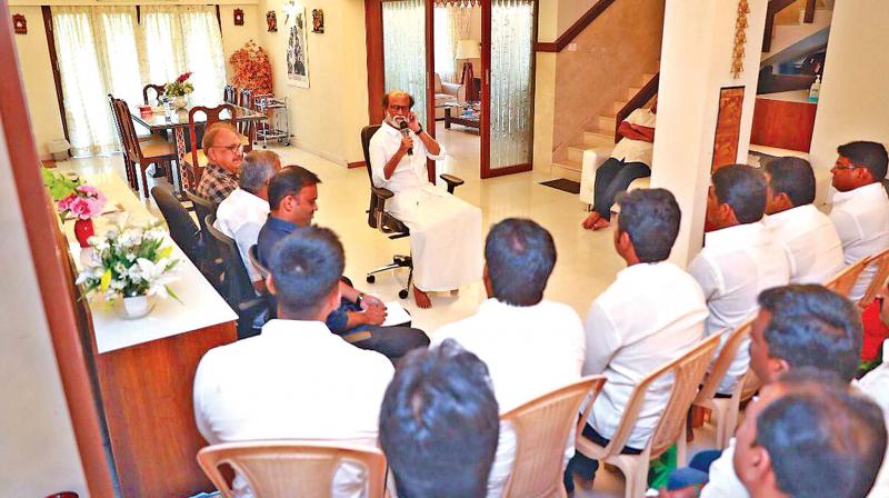 2018 में RMM की यूथ विंग के कार्यकर्ताओं के साथ बैठक करते रजनीकांत।