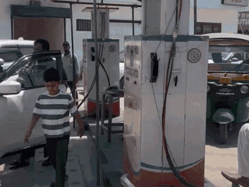लुधियाना में CNG भरवाने के लिए वाहनों की लगी कतार। (फाइल फुटेज)