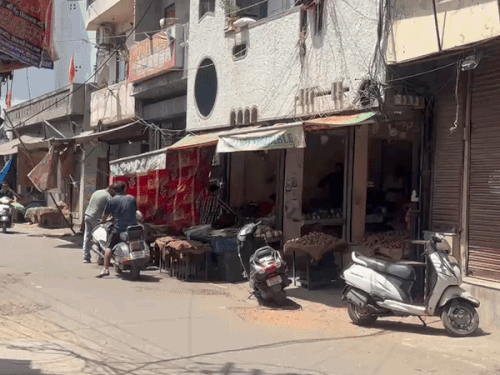 आरोपी की सब्जी की दुकान ऐसी थी कि कोई उसके इतने बड़े नेटवर्क चलाने का शक तक नहीं कर सकता था।