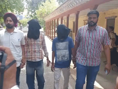 पुलिस गिरफ्तार किए दोनों बदमाश।
