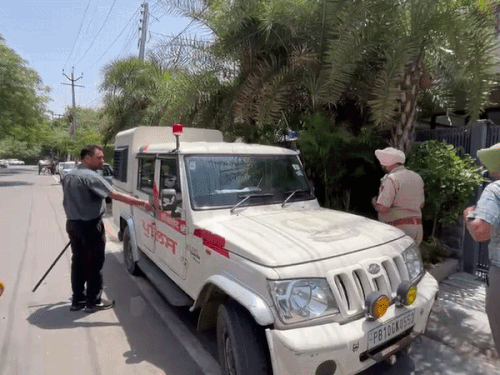 धमकी का पता चलते ही पुलिस की टीमें स्कूलों में पहुंच गईं।