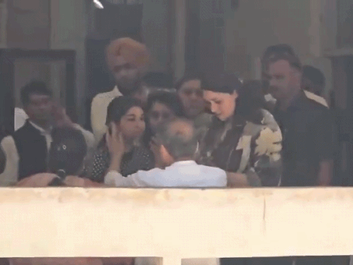 गुरुग्राम कोर्ट में महिला परिजन के गले लगने के बाद भावुक होते मंत्री संजीव अरोड़ा।