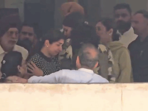इस दौरान अरोड़ा और उनके परिजन एक-दूसरे को दिलासा देते दिखे।