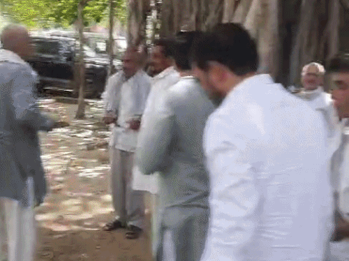 कसोली गांव के मंदिर में आयोजित पंचायत में शामिल ग्रामीण।