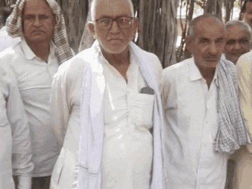 कसोली मंदिर में हुई पंचायत में पहुंचे विभिन्न गांवों के प्रतिनिधि। - Dainik Bhaskar
