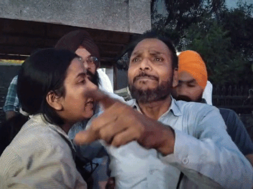 कमल कुमार के पिता जानकारी देते हुए।