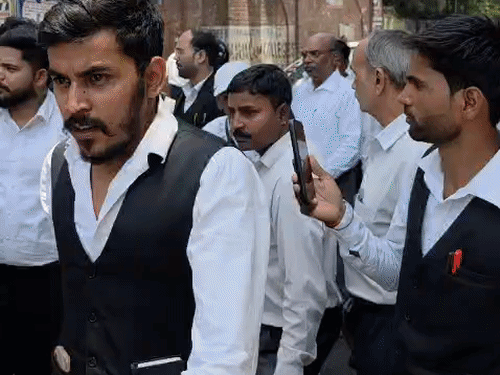 चैंबर तोड़े जाने के विरोध में वकीलों ने कार्य बहिष्कार का दिया है।