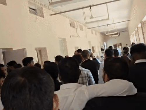 वकीलों ने कलेक्ट्रेट में घूम-घूकर प्रशासनिक कार्यालयों को बंद कराया।