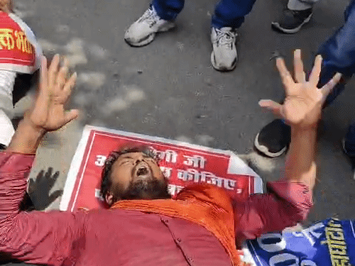 भीषण उष्णतेमुळे अनेक उमेदवार अस्वस्थ झाले.