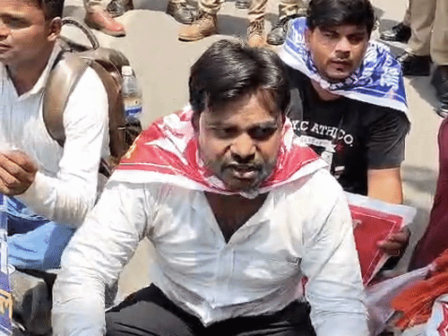 उमेदवारांनी कडक उन्हात बसून सरकारविरोधात जोरदार घोषणाबाजी केली.