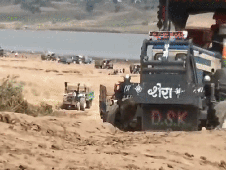 कुछ इस तरह बिना रजिस्ट्रेशन वाले वाहनों से लगातार रेत उत्खनन जारी है।