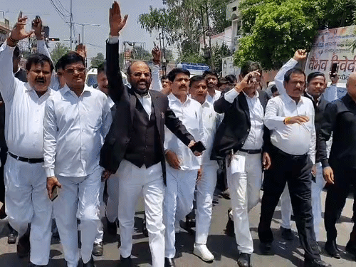 मोहनलालगंज बार एसोसिएशन के वकीलों ने 2 दिन कार्य बहिष्कार का ऐलान करके प्रदर्शन किया।