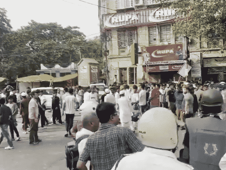 विरोध कर रहे युवकों को पुलिस ने खदेड़ कर भगाया।