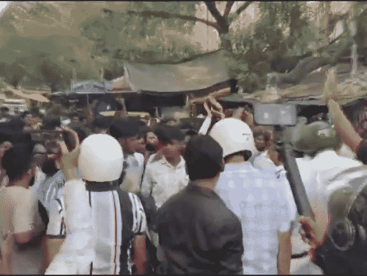 प्रदर्शन कर रहे युवकों को समझाने के लिए पुलिस मौके पर पहुंची थीं।