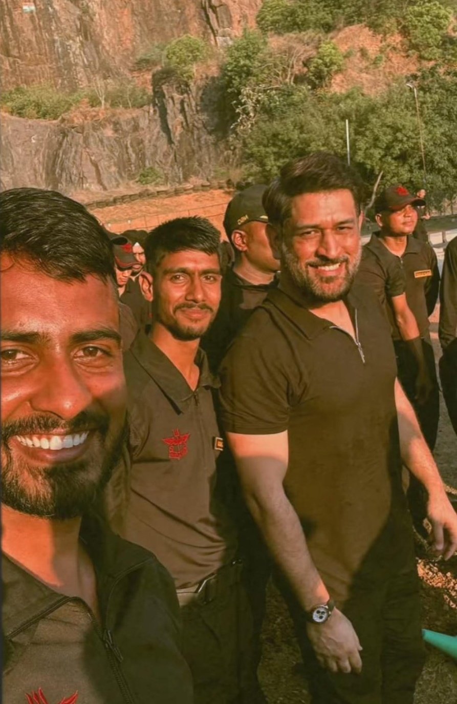 धोनी के साथ सेल्फी लेते NSG कमांडोज।