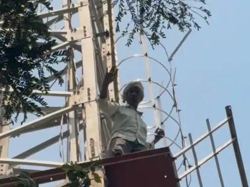 बुजुर्ग ग्रामीण हाईटेंशन टावर पर चढ़ गया।