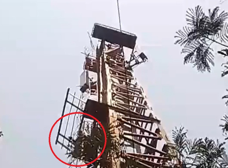 टावर के पास सुरक्षा की दृष्टि से पुलिस मुस्तैद है।