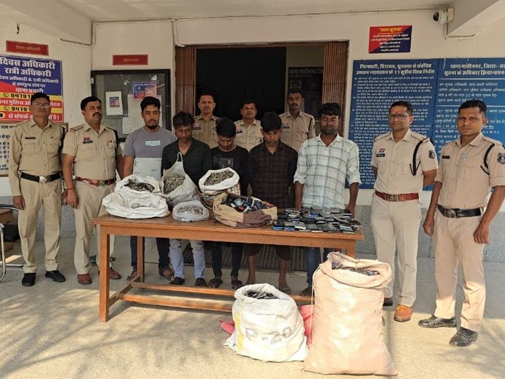 अंबिकापुर में ओमनी कार से 95 किलो चांदी और 760 मोबाइल बरामद।