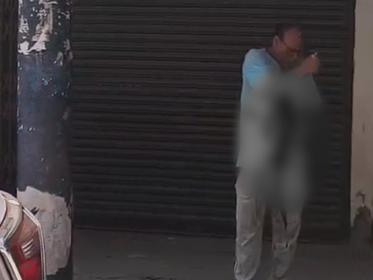 शख्स खुद के पेट पर चाकू से 11 बार हमला करते दिख रहा।
