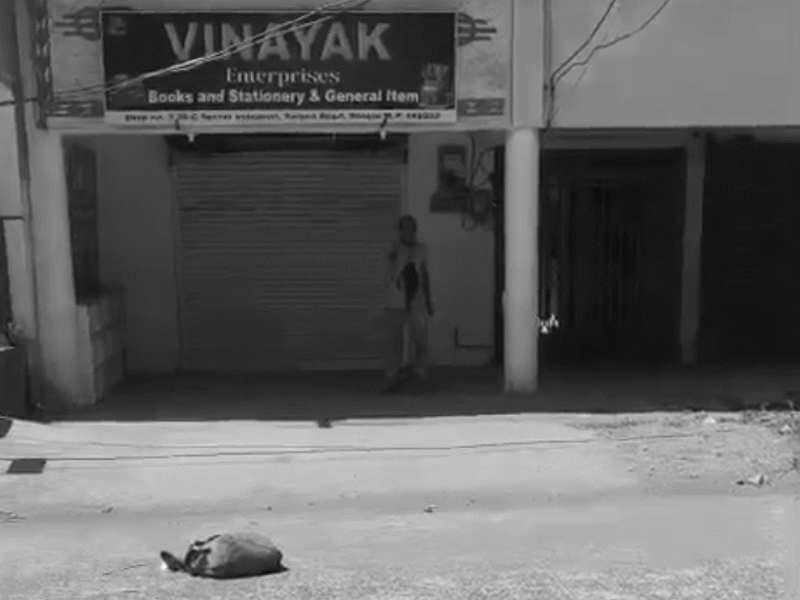 सड़क किनारे दुकान के पास चाकू लेकर घूमते दिख रहा शख्स।