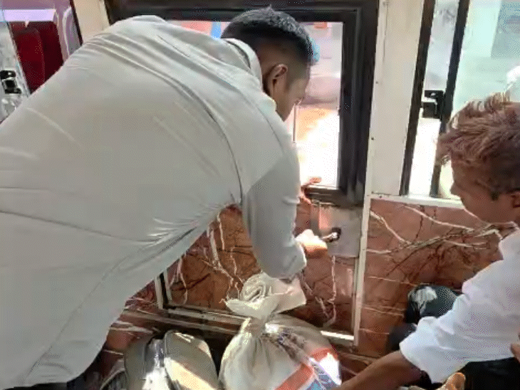 धक्का देने के बाद भी बस का इमरजेंसी गेट नहीं खुला।