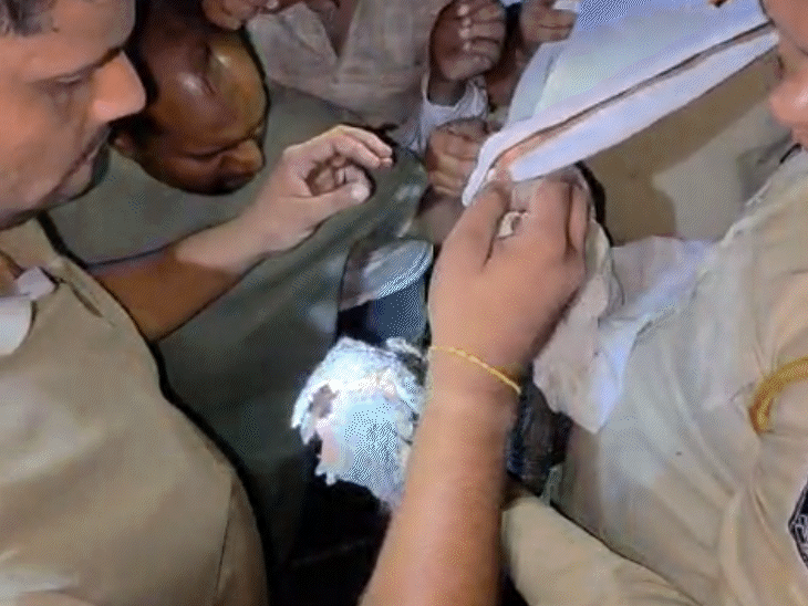 16 मई को अपने बेटे का शव देखकर पिता फफक पड़े।