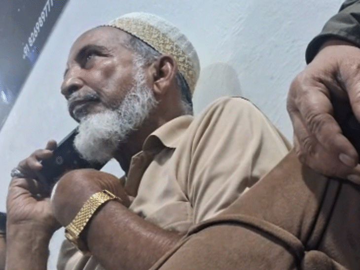 रिपोर्टर से डील करने के बाद अब्बास भाई ने किसी को फोन लगाया और कहा 47 लड़कों को भेजना है।