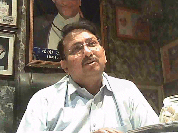 तन्मय शर्मा ने रिपोर्टर से कहा उन्हें 1 लाख कमीशन मिलता है, चाहे तो ज्यादा भी ले सकते हैं।