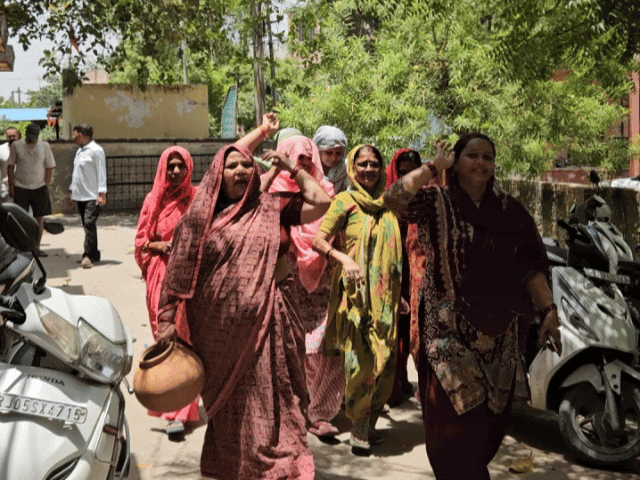 जलदाय विभाग के बाहर महिलाओं ने फोड़े मटके:  XEN को सुनाई खरी खोटी, 10 दिन से नहीं आ रहा था पानी – Bharatpur News