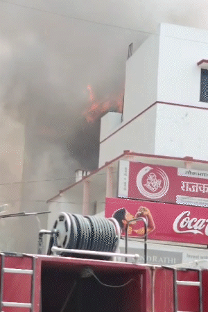 आग के बाद धुएं का गुबार करीब 2 किलोमीटर दूर से दिखाई दे रहा था।