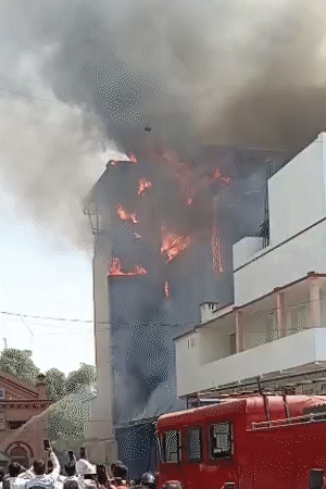 होटल से करीब 10 फीट ऊंची आग की लपटें उठ रही थीं, जिससे इलाके में अफरा-तफरी मच गई।