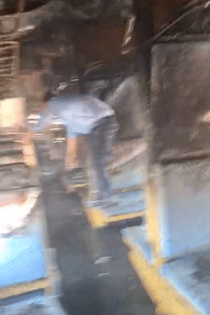 बोगी पूरी तरह से जल गई है। आग के बाद बोगी के अंदर की तस्वीर।