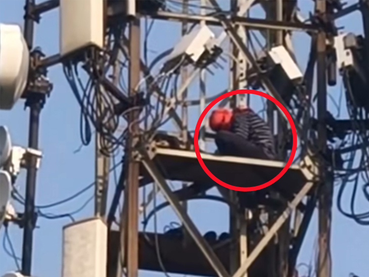 युवक प्रेमिका से शादी कराने की मांग को लेकर 150 फीट ऊंचे मोबाइल टावर पर चढ़ गया।