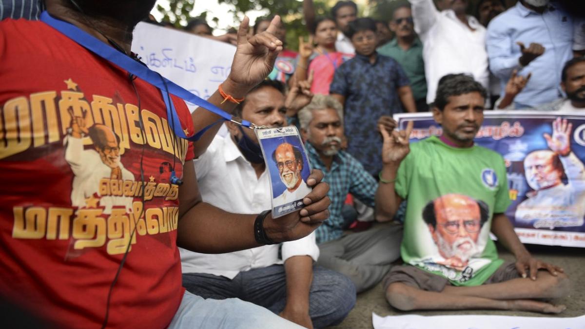 रजनीकांत के राजनीति छोड़ने के फैसले के अगले ही दिन उनके समर्थक पोस्टर लेकर पहुंचे। घर के बाहर रजनीकांत से फैसला बदलने की भी अपील की।