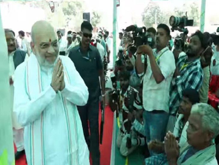नेतानार पहुंचने पर शाह ने लोगों का अभिवादन किया।