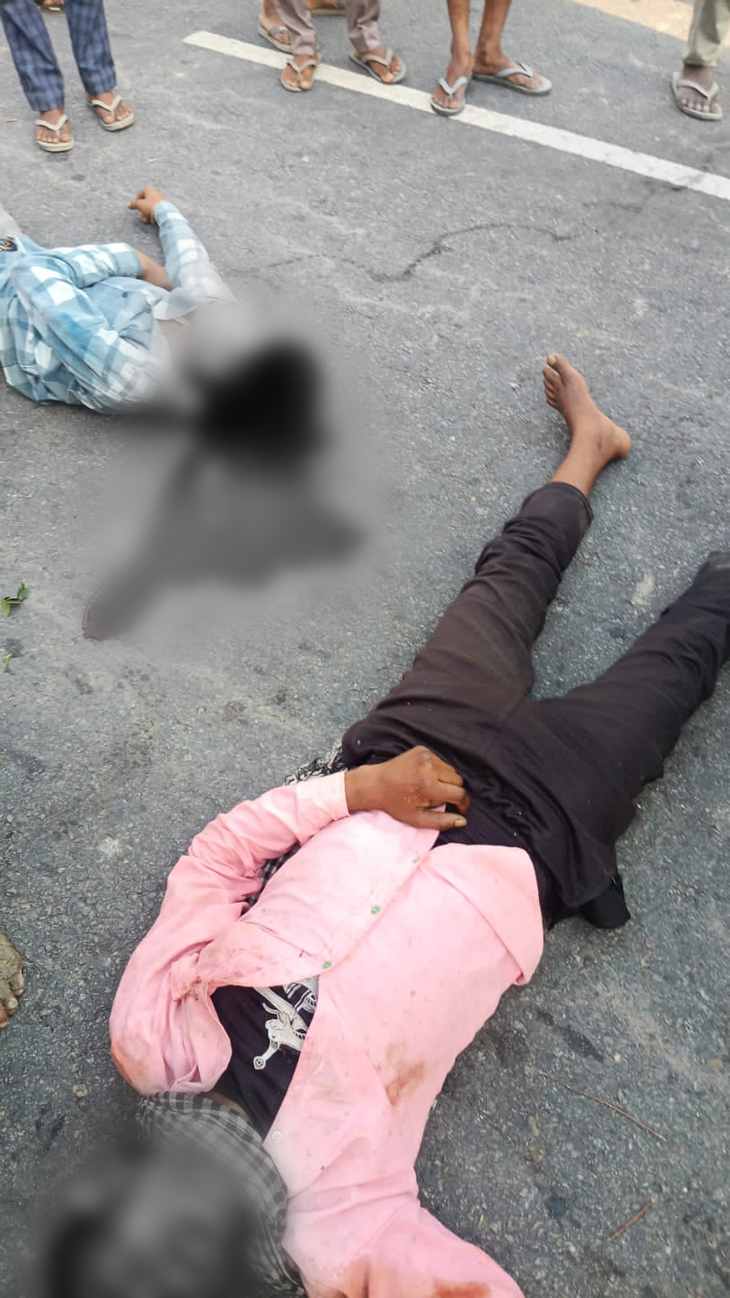 ट्रक की टक्कर के बाद मैजिक वाहन में सवार 2 लोग उछलकर सड़क पर गिरे। उनके सिर फट गए। सड़क पर खून ही खून फैला गया।