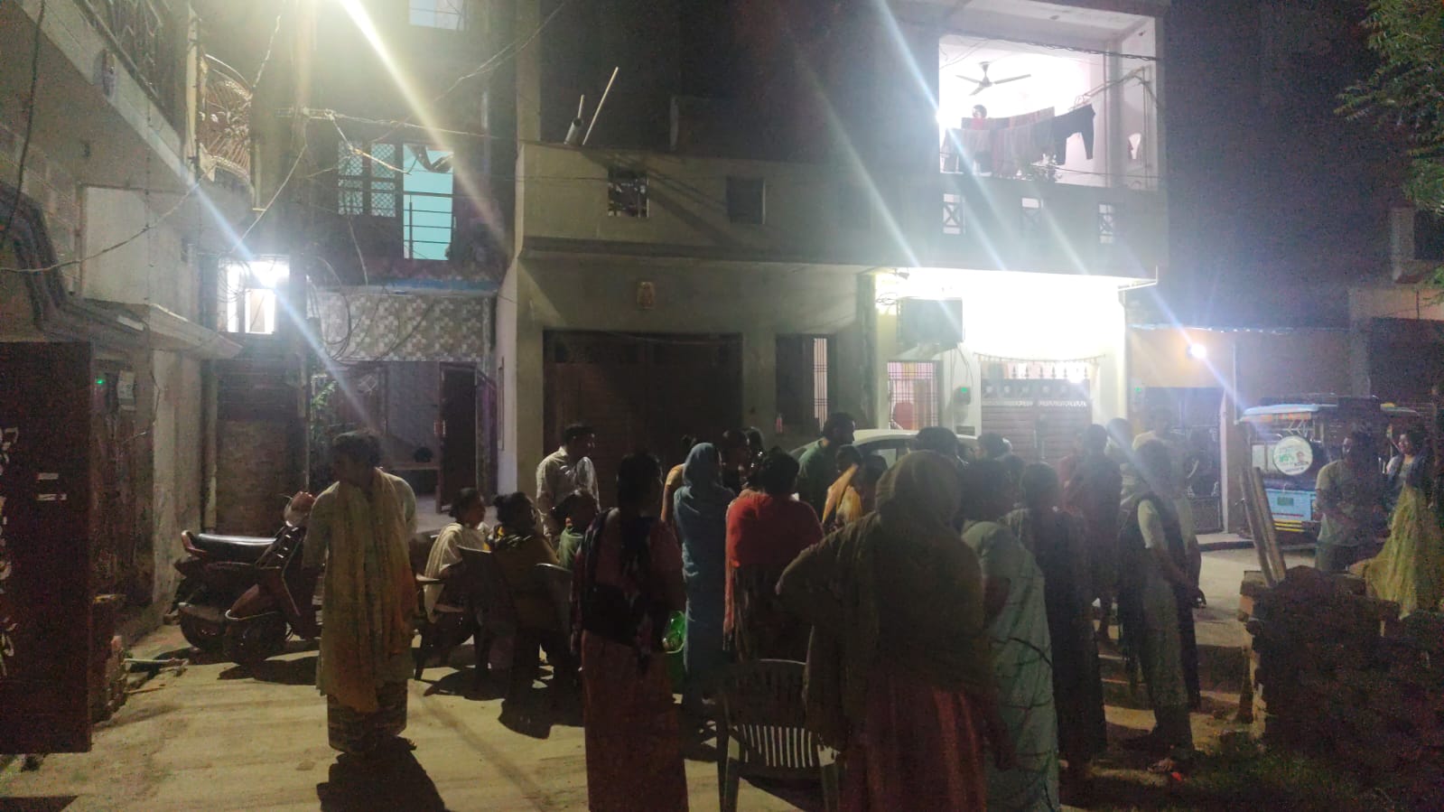 घटना की जानकारी होने पर मृतका के घर के बाहर लोगों की भीड़ जुट गई।