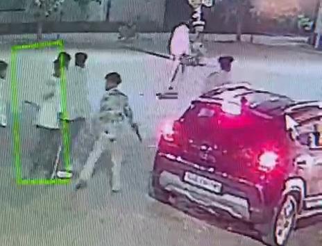 हाथ में लाठी-डंडे लेकर जाते दिखे युवक।