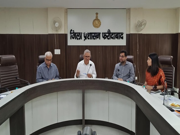 ठक में डिविज़नल कमिश्नर संजय जून, डीसी आयुष सिन्हा, नगर निगम एडिशनल कमिश्नर सलोनी शर्मा सहित अन्य अधिकारी मौजूद रहे।