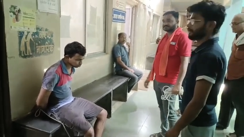 पड़ोसियों ने आरोपी को रस्सी से बांधकर अस्पताल लाया।