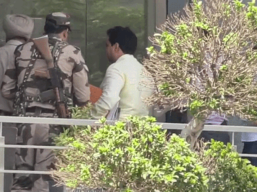 जालंधर ED ऑफिस में पहुंचा सीए संदीप कुमार का स्टाफ हाथों में फाइलें लिए था।