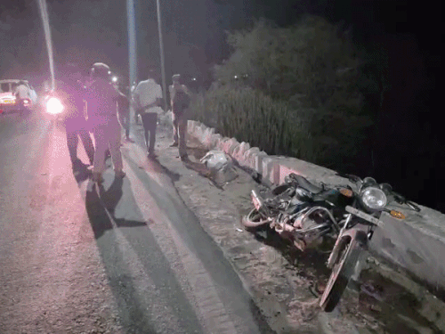 हादसे की सूचना पर पुलिस मौके पर पहुंच गई थी, परंतु इस मामले में कुछ भी बताने से अधिकारी बच रहे हैं।
