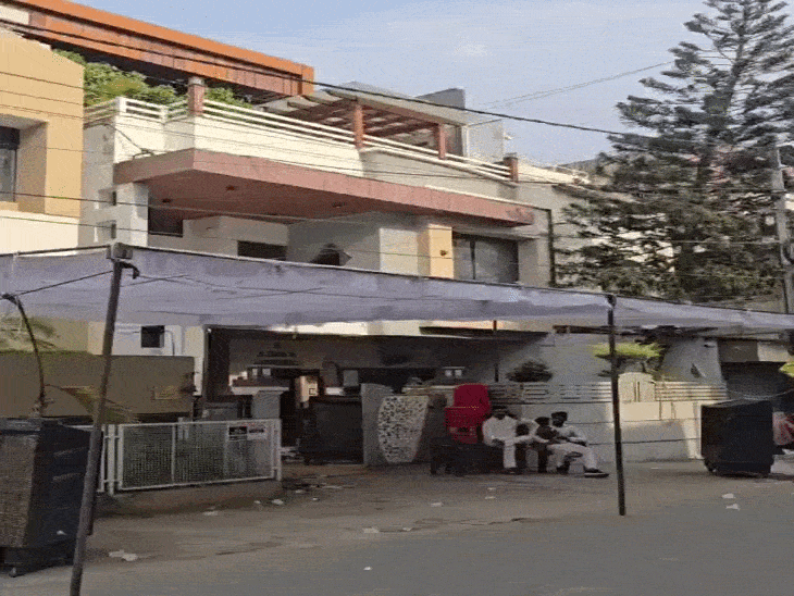 घटना के बाद घर पर लोगों का आना-जाना लगा हुआ था।