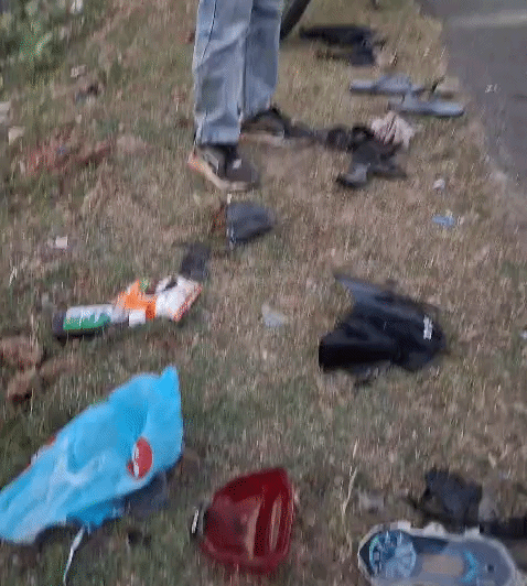 टक्कर इतनी भीषण थी कि गाड़ियां बिखर गई।