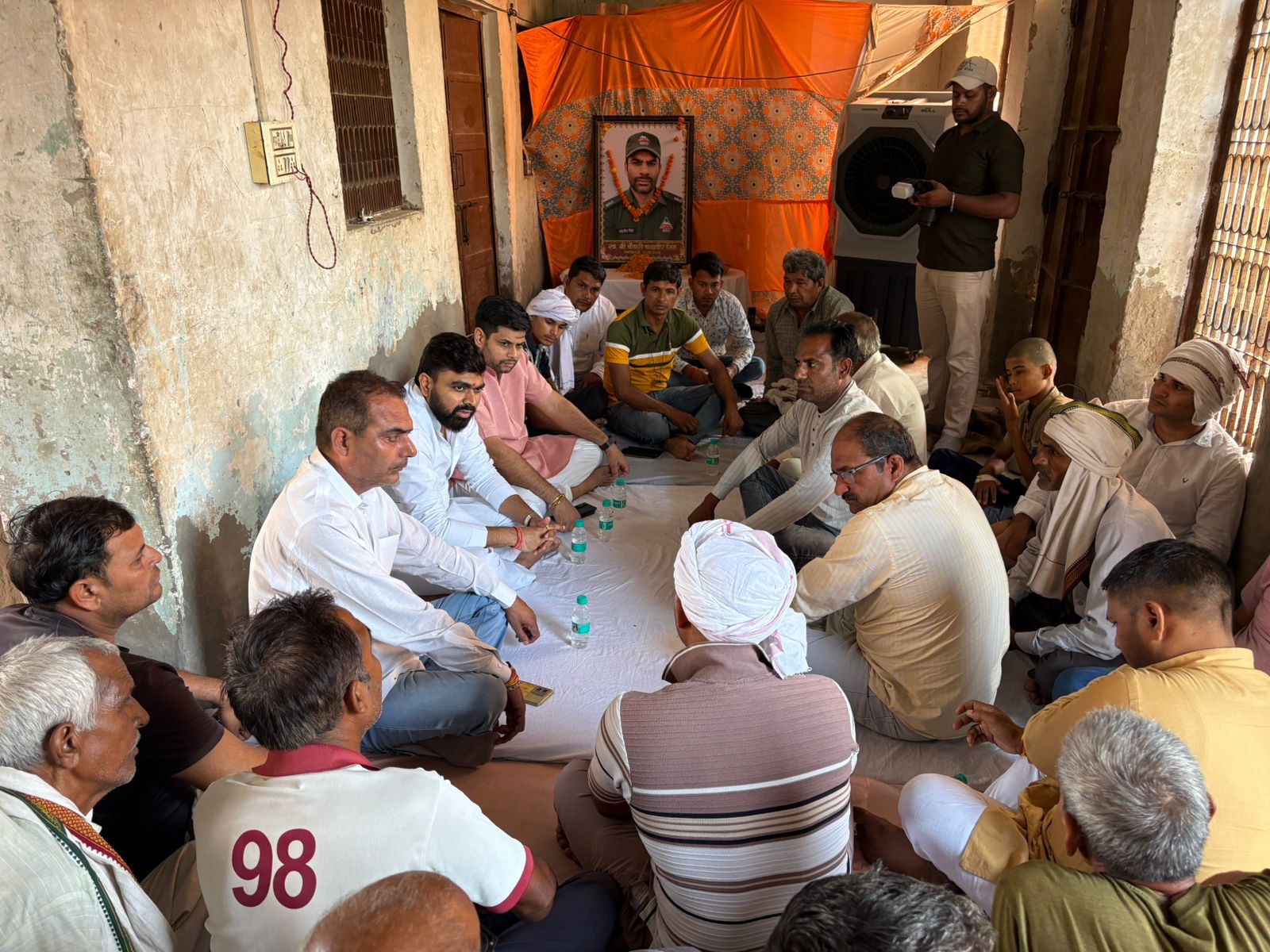 Shaheed Dwar Firozabad: Praveen Raj Visits Shaheed Chandraveer Singh Home | Orders ...