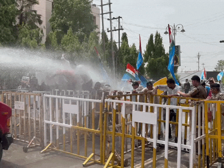 वाटर कैनन की वजह से कई कार्यकर्ता घायल हुए हैं।
