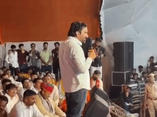 जयपुर के दूदू में नागौर सांसद हनुमान बेनीवाल ने कार्यकर्ताओं से कहा कि काम बीजेपी से कराओ और वोट दो आरएलपी को।