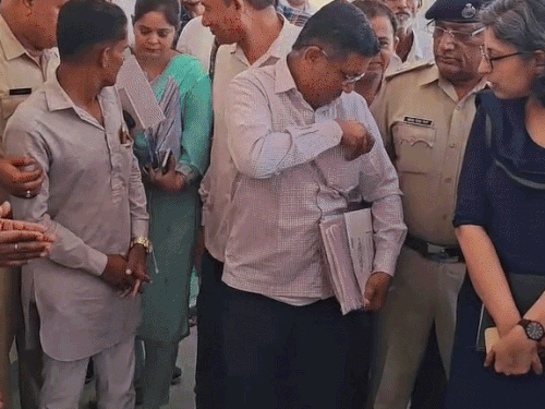 बाड़मेर के रामसर में कलेक्टर चिन्मयी गोपाल के स्वागत में लोक कलाकार ने प्रस्तुति दी। कलेक्टर से सहयोगी से भेंट देने को कहा तो उन पर नोट वार कर दिया गया।